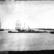 Taamal keskel valge laev parklaev Andreas Suursadamas u 1890. aasta paiku.