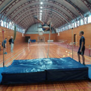 Jaan-Martin Ugam ületab teivashüppes kaks meetrit, paremal äsja saabunud jooksurada.