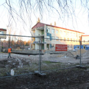 Praegu “kaunistavad” gümnaasiumi ehitust piirdeaiad, hange taiese tellimiseks valmivale hoonele on välja kuulutatud.