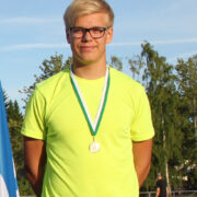 Edgar Liiber Hiiumaa meistrivõistlustel pjedestaalil kuulitõukes ja odaviskes.