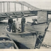 Hiidlased paatidega Pärnus. Taustal on näha purustatud Pärnu Suursild, mis valmis 1938. aastal. Vaid kuus aastat hiljem, 1944. aasta septembris lasid taganevad Saksa väed silla õhku. Uus sild, mis oli rajatud eelmise kohale selle alusmüüre kasutades, avati 31. detsembril 1956 ja seda tuntakse Pärnu kesklinna sillana.