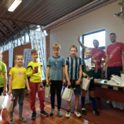 Emmaste noorema vanusegrupi võiduvõistkond, nende taga Martti Pukk ja Rauno Tutk, kes osavusfestivali Värav maakondlikke võistlusi läbi viivad.