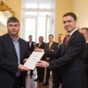 Agur Nurs peaminister Taavi Rõivaselt tänukirja vastu võtmas.