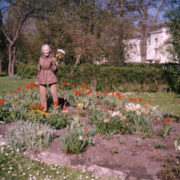 Salme Elgas 2007. aasta kevadel oma Kärdla koduaias.