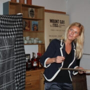 Helen Vaks oma uudisloomingut, Hiiumaa meretekki esitlemas.