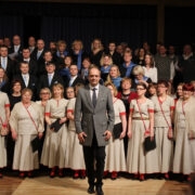 Mandri ja Hiiumaa ühendkoori ees on dirigent Hirvo Surva.