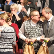 Toomas Voll (vasakul) ja Hirvo Surva said dirigent Raili Kaibaldilt kingikoti, milles leiduv neil tuju õige heaks tegi.