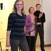 Kontserdi peakorraldaja Katrin Puur sai lisaks kingikotile saalilt pika aplausi. Taga Helle-Mare Kõmmus ja õhtu juht Kristjan Üksküla.