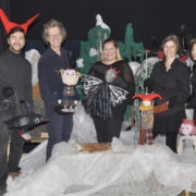 Kärdla nukuteatri näitlejad Kristjan Arunurm, Mati Lepna, Mari-Liis Leivalt, Rita Altmets ja Kersti Ojasalu lavaloo “Kaks- päkapikk, unemaa ja esimese ingli tiivad” rollides.