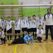 Hiiumaa jalgpalliklubi keskmise vanuserühma jalgpallurid, pildil koos treeneri Mario Degtjoviga esinesid nädalavahetusel tublilt saalijalgpallis.