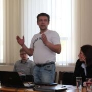 RIA arendusjuht Toomas Nõgisto (seisab) esitles maavalitsuses avaliku sektori võimalusi optilise kaabli kasutamiseks.