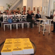 Hiiumaa muinsuskaitse selts esitles tänavusel suurkogul esimest väljaannet sarjast “Toimetised”.