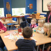 Õpilased koos õpetajate Liisi Mäeumbaia (vasakul) ja Helju Petsiga Palade loodushariduskeskuses.