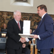 Taavi Aas annab Tallinna vapimärgi üle Raimo Pullatile.