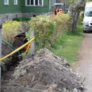 Praegu paneb Eltel valguskaablit maasse Kärdlas, peagi paigaldab Telia Kärdlasse ka esimese PON võrgusõlme, kust kiiret internetti saab jagada jaeklientidele. Käinas on see veel tulevik.