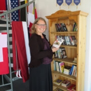 Hiiu valla raamatukogu direktor Annely Veevo sadamaraamatukogus.