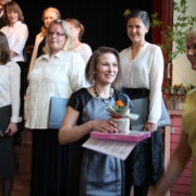 Hiiu valla kultuuriaasta ülevaatekontserdil tänas vallavanem Reili Rand (paremal) kõiki ringijuhte, lilled ja kommikarbi saab Kärdla kammerkoori saatja, pianist Olesja Voronjuk.