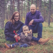 Liis, Alari ja poeg Art Eugen Remmelg kodumetsas.