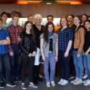 Lauka kooli õpilased ja õpetajad koos Marina Kaljurannaga.