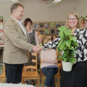 Hiiu maavanem Riho Rahuoja soovis raamatukogu juhatajale Annely Veevole, et raamatukogu kestaks veel 145 aastat.