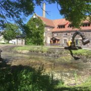 OÜ Kemehhi ekskavaatorid Viinaköögi tiigist muda ammutamas.