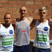 Edukate vollekuttide treener Aigor Kaibald (vasakul) ning mängijad Markus Uuskari ja Stefan Kaibald.