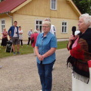 Hiiumaa pensionäride ühendust juhtinud Eha Karm (paremal) andis ühenduse ohjad üle Tiiu Vannasele.