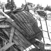 Jaan Urvet jäädvustas tuttava paadi Soera õuelt Hellamaa jaanitule asemel maikuu lõpupäevil, mil esemed talumuuseumist olid veel äratuntavad. Hiljem need purustati.