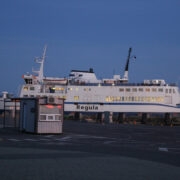 Regula õhtul Rohuküla sadamas. 45aastase aluse eluõhtut ei paista ikka veel – vastupidi, riigifirma ostis aluse hinnanguliselt kaks-kolm korda kallimalt kui maksis selle eest müüja, Ssaaremaa Laevakompanii 1997. aastal.