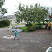 Kui uus tervisekeskus rajatakse, tuleb patsientidel hakata perearsti vastuvõtul käima praeguses polikliinikuhoones (taustal), mis on kavas ümber ehitada ja haiglakompleksiga ühendada. Paremal Kärdla perearstikeskus.