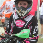 Number 211 all sõitnud 16aastane Liisi Kajo Emmastest ei olnud üldse rahul oma sõidu tulemusega, eelviimane koht 13 sõitja arvestuses. Ometi tegi ta Hiiumaa teisel motokrossil oma ATVga elu esimese võidusõidu. Esimest korda nägi ta motokrossi mullu sealsamas Nurstes, kui krossirajal pärast pikka pausi taas mootorid mürisesid. “Hakkas meeldima eelmisel aastal ja mõtlesin proovida,” ütles Liisi. Nüüd on tal oma ATV ja treeneriks isa Valdis Kajo. Harjutamas käib Liisi mitu korda nädalas, kolm korda 15 minutit. Võistlustel käib sõit selle peale, kes etteantud ajaga suudab kõige rohkem ringe teha ja siis läbib võitja veel kaks lisaringi, mille ajal on ülejäänutel võimalik oma kohta edurivis parandada.