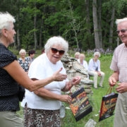 Karksi seltside esindajad Hille Krusberg (vasakul) ja Elve Joon annavad Agu Koharile üle kingituse – koti trükistega.