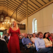 Nimekas ooperilaulja Annely Peebo andis Kärdla kirikus vaimustava heategevuskontserdi rääkides oma laulja- ja elutee olulistest hetkedest läbi laulude ning kuulajate südameid võites.