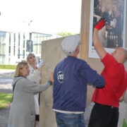 Käimas on näituse ülesseadmine, abistavad Tiia Liiber ja Reili Rand (vasakul) Hiiu vallavalitsusest.