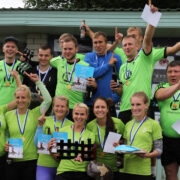 Karikavõitjate ühispildil Neemeco võistkondade ja kogu turniiri parimad mängijad: tagareas vasakult kolmas Frederick Kalmberg, kes jäi mullu Kaarma meeskonna ridades napilt pronksita ja esireas paremalt esimene Lidia Danilova, kes sai mullu oma naiskonnaga hõbemedali.