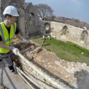 Tulevased restauraatorid tänavu aprillis Hoptoni Margareti kiriku müüride juures.