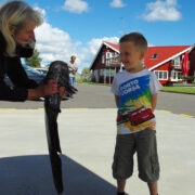 Orjaku kalameeste Tormi Kääramehe ja Indrek Kääramehe mõrda jäi säga, pildil on see haruldane elukas enne tagasi vette laskmist korraks Maie Vikerpuuri käes.