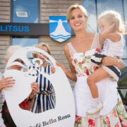 1702 avati esimene kohvik Tallinnas, esimene kirjalik ülestähendus kohvijoomisega peost on aastast 1874 ehk 172 aastat hilisem. Kärdla ühepäevakohvikud tõstsid Ere Naat ja Ly Kaups üleestilisse ausse kümme aastat tagasi.