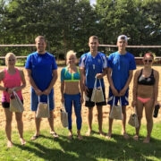 Keskel esikohatiim Maret Pukspuu–Marek Sahtel, vasakul teise koha omanikud Jaana Üksik–Tõnis Villmäe ja paremal kolmanda koha tiim Anett Karjamaa–Jaan Rebel.