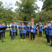 Hiiumaa puhkpillipäevadel osalenud Väägvere puhkpilliorkester mängis avatuks kohvikutepäevad.