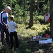 Toivo Saue aitab eksinud ja natuke mureliku väikese orienteeruja rajale tagasi.