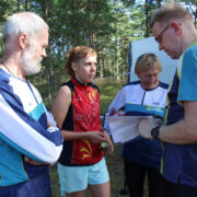 Merike Vanjuk (vasakult teine) võitis tugevaimas, N21 klassis oma kuuenda Hiiumaa karika. Pildil koos Toivo Saue (vasakul), Anu Saue ja Tammo Estaga võistlusmuljeid jagamas.