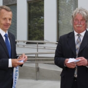 Hiiumaa ametikooli ja Hiiumaa gümnaasiumi direktor Ivo Eesmaa, pildil koos minister Jürgen Ligiga, ütles tarkusepäeval, et ametikoolil napib õppureid, kuid probleemiga tegeletakse ja lahenduseks oleks kutsekeskõpe.