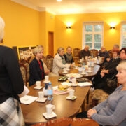 Arengukava arutelu Kõpu rahvamajas, seljaga seisab Margit Kagadze.