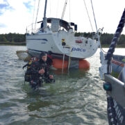 Kuna soomlaste jaht istus madalikul kõvasti kinni, tuli kutsuda abijõudusid. Sukeldujad paigaldasid selle alla pontoonid, mis õhku täis pumbati, et alus taas veepinnale tõsta.