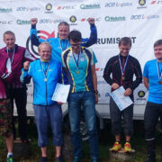 M 35–40 klassi teatevõistluse kullad toodi Hiiumaale – pjedestaali kõrgeimal astmel on (ees vasakul) Tanel Esta, tema kõrval Mati Mägi ja taga Ott Rakkaselg.