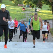 Teisipäeval tegi jooksugrupp harjutusi Tuuru maja trepil, omandatud oskusi läheb vaja juba homme Tahkuna trepijooksul.