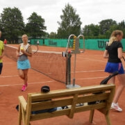 Enn ja Maris Kunila (vasakul) on Hiiumaa Openi segapaarismängus võitnud esimese seti.