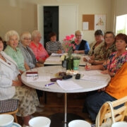 Hiiumaa pensionäride ühenduse juhatus (vasakult) Maie Piil, raamatupidaja Liivi Tärk, Anne Nõmmets, Eha Karm, Kärdla osakonna juhatuse esinaine Urve Merendi, juhatuse esinaine Tiiu Vannas, Külli Korol, Virve Maivel, Moonika Nurs ja revisjonikomisjoni liige Mare Karavin. Pildilt puuduvad Eha Vähesoo Käinast ja Lehte Nigul Kõrgessaare osakonnast.