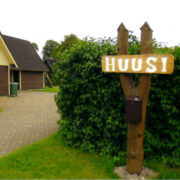 Pildil jääb elumaja sirelite varju, kuid see-eest on hästi näha uued kõrvalhooned ja sissesõidutee.